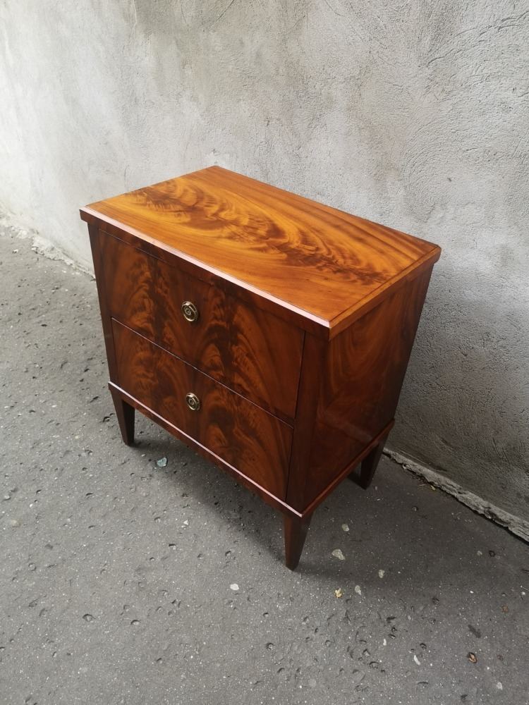 Komódka w stylu biedermeier