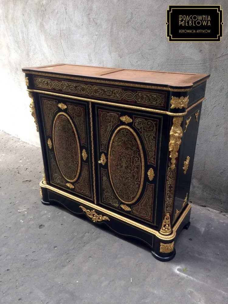 Detal inkrustacji Boulle'a po renowacji
