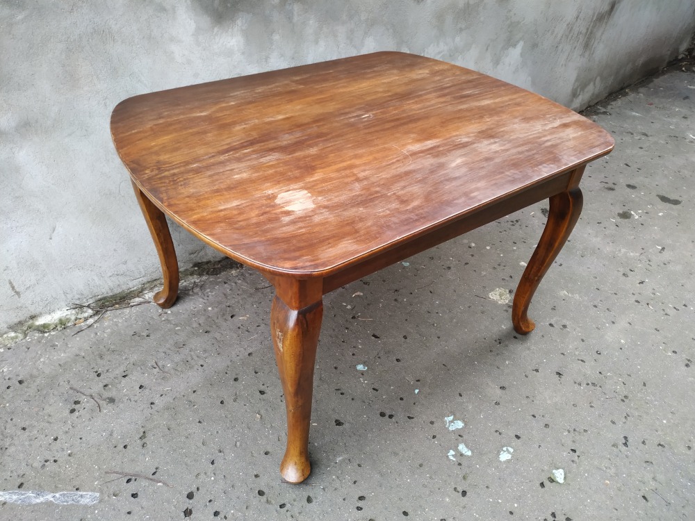 Stół ludwikowski przed renowacją, zdjęcie wykonane przed pracownią