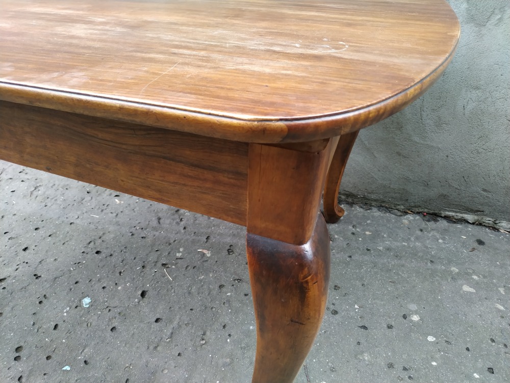 Stół ludwikowski przed renowacją, zdjęcie wykonane przed pracownią