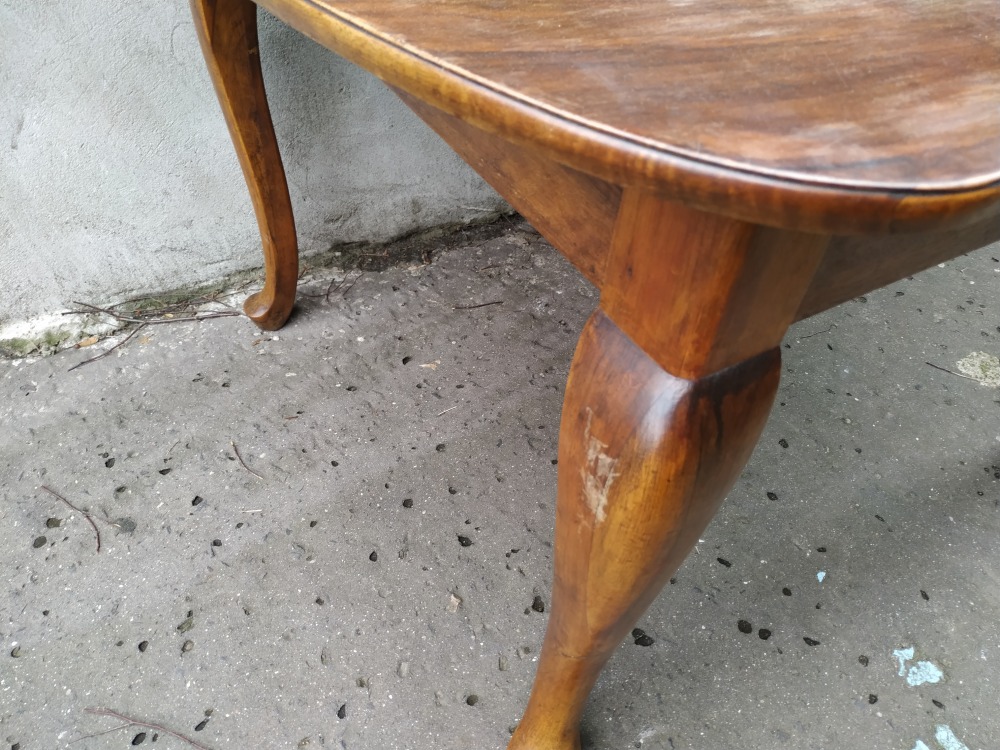 Stół ludwikowski przed renowacją, zdjęcie wykonane przed pracownią