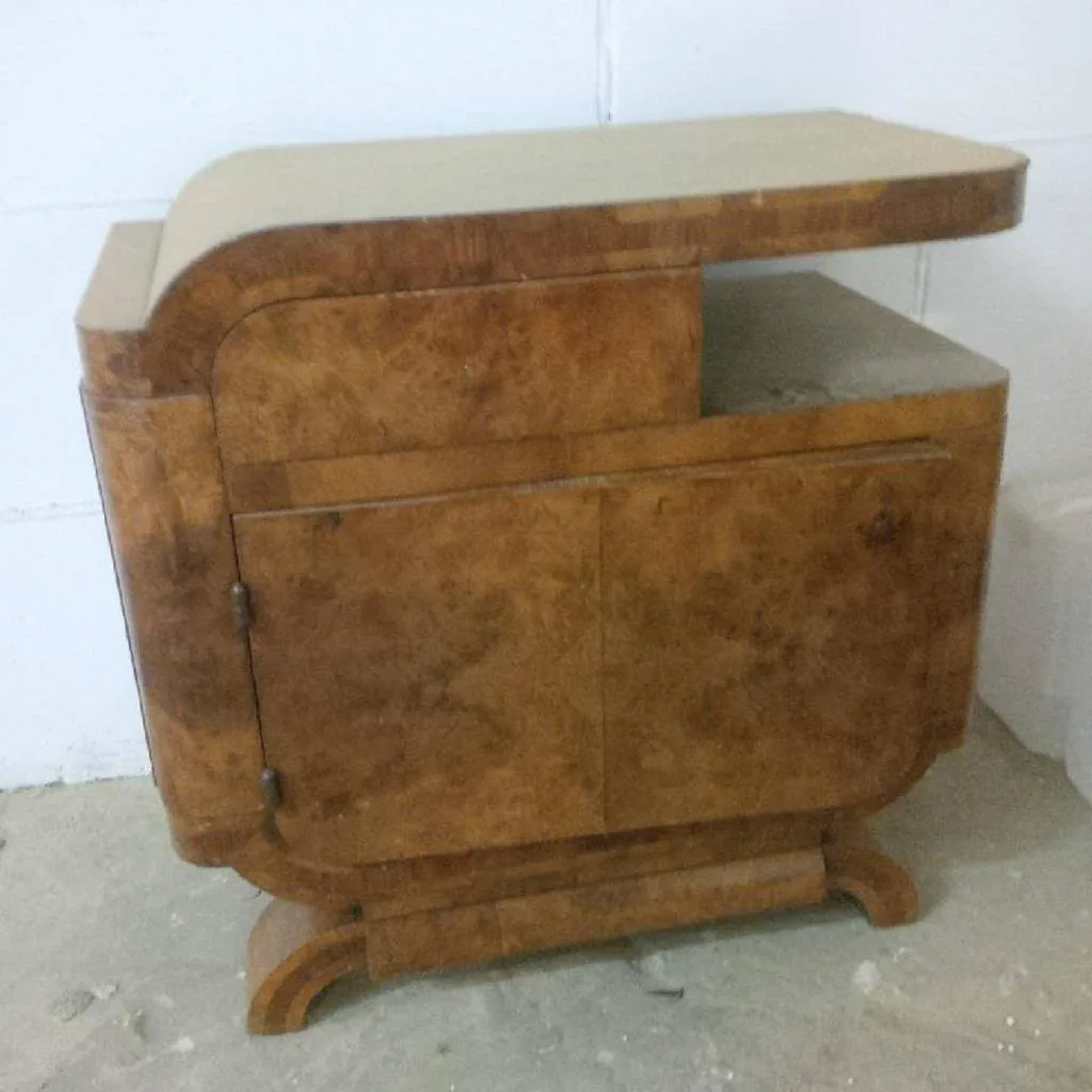 Para szafek nocnych w stylu art déco przed renowacją