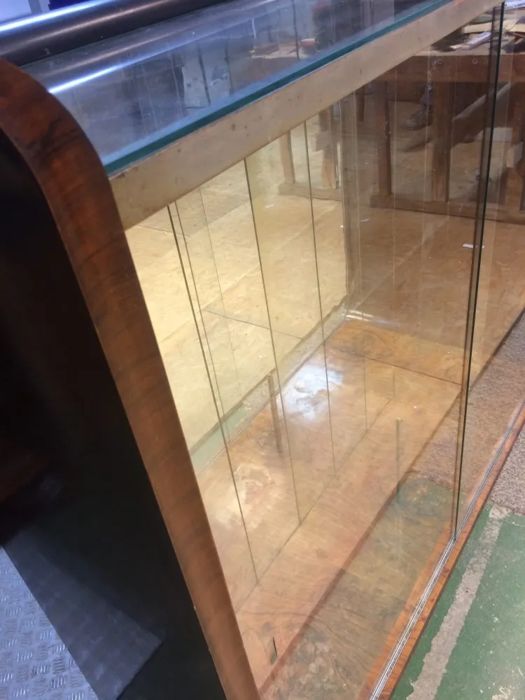 Witryna J-143 z zestawu „Tulipan” projekt Jindřich Halabala, przed renowacją