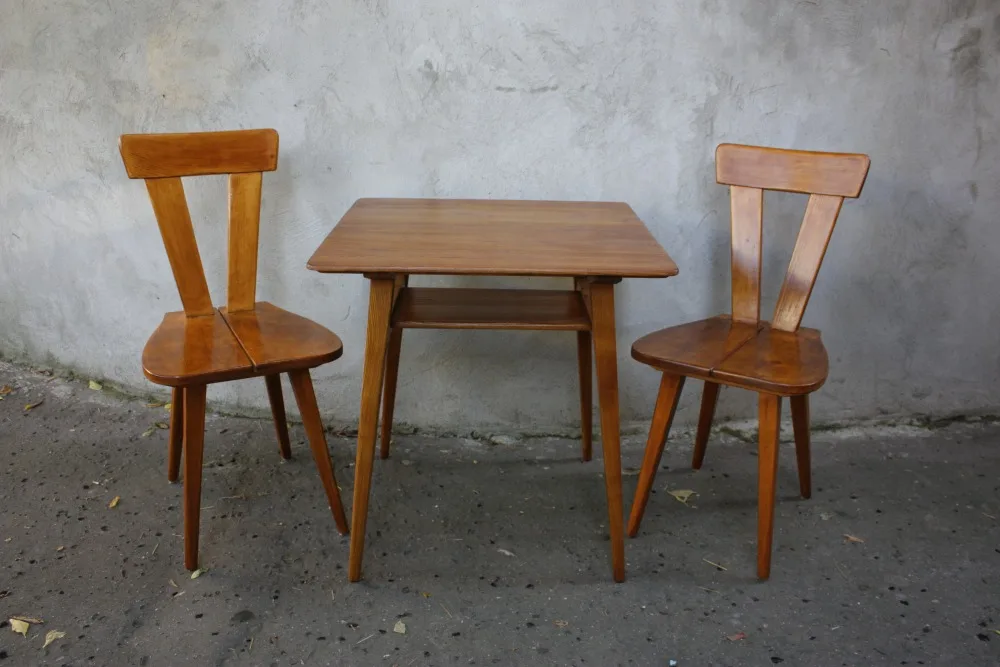Stolik świetlicowy oraz krzesła zydle projektu spółki Olgierd Szlekys (1908–1980) i Władysław Wincze (1905–1992), lata 1945-1955.