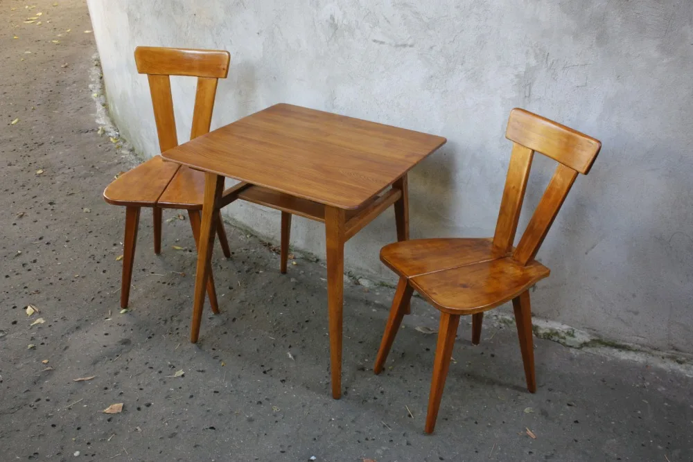 Stolik świetlicowy oraz krzesła zydle projektu spółki Olgierd Szlekys (1908–1980) i Władysław Wincze (1905–1992), lata 1945-1955.