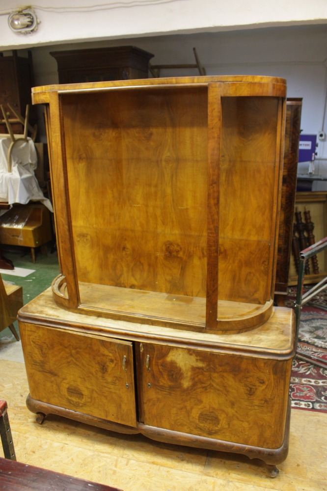 Serwantka w typie art deco, lata 50. XX wieku, przed renowacją