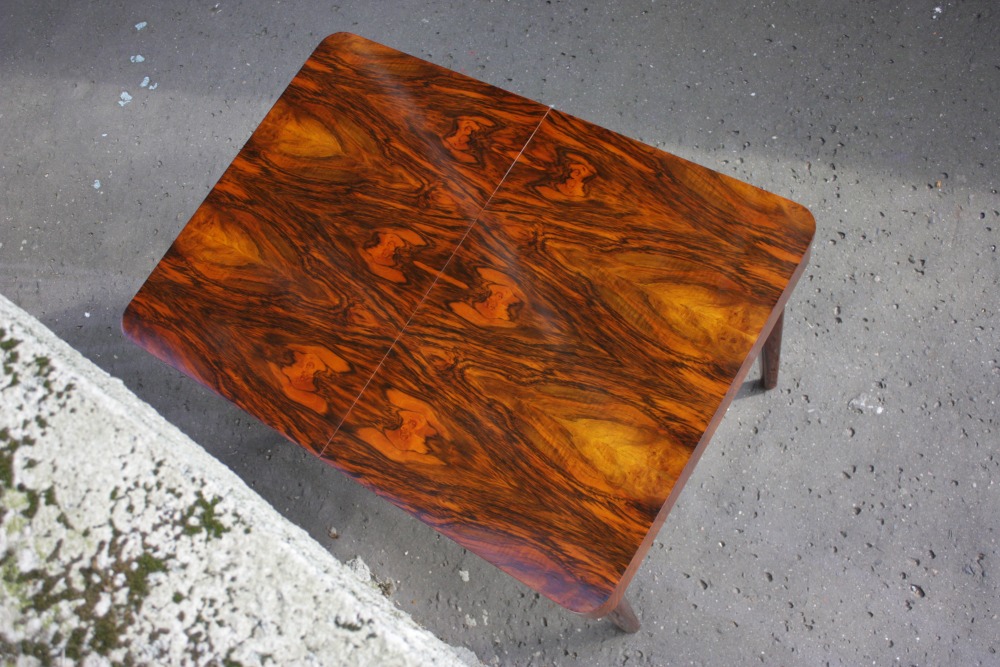 Stół Halabala H214 po renowacji