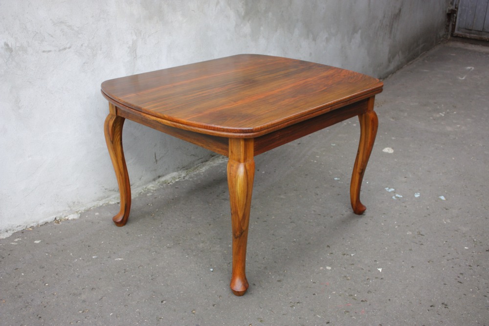 Stół ludwikowski po renowacji, zdjęcie wykonane przed pracownią