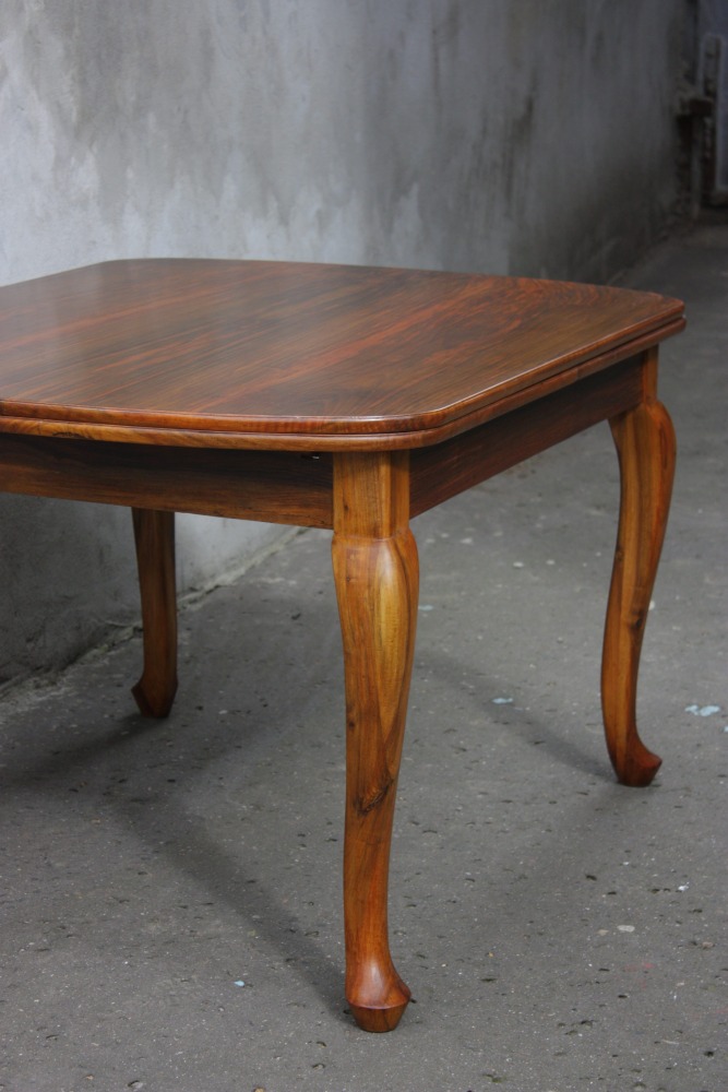 Stół ludwikowski po renowacji, zdjęcie wykonane przed pracownią