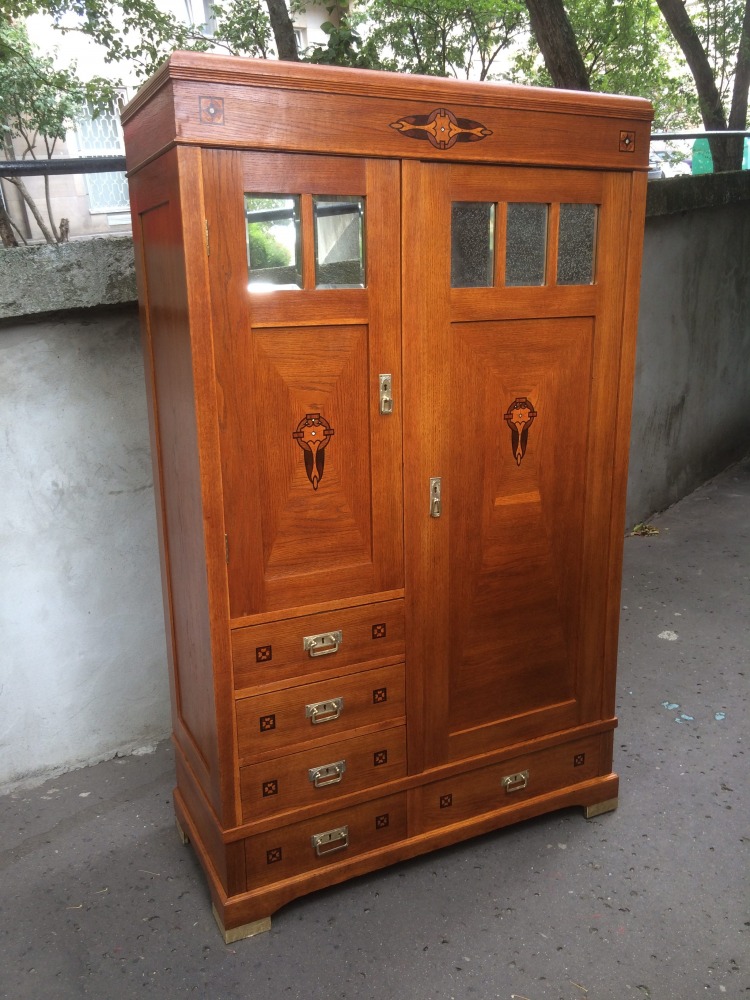 secesyjna dębowa szafa z początku XX wieku