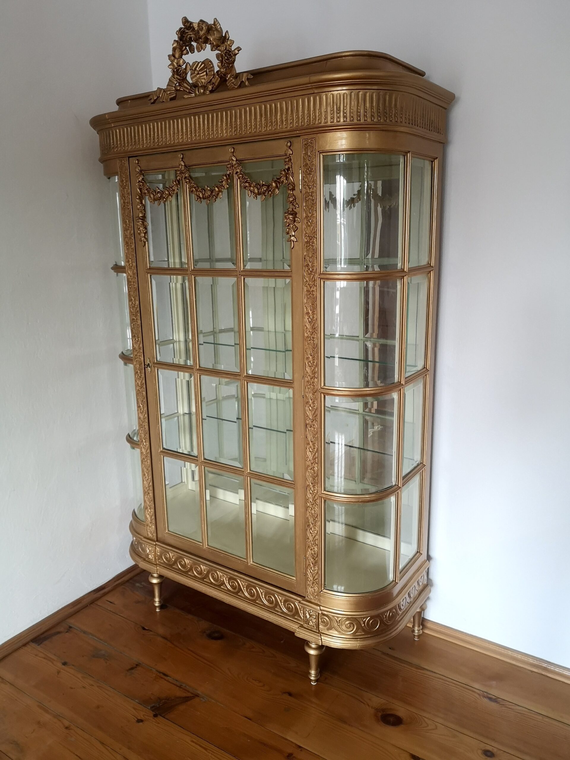 Klasycystyczna witryna złocona