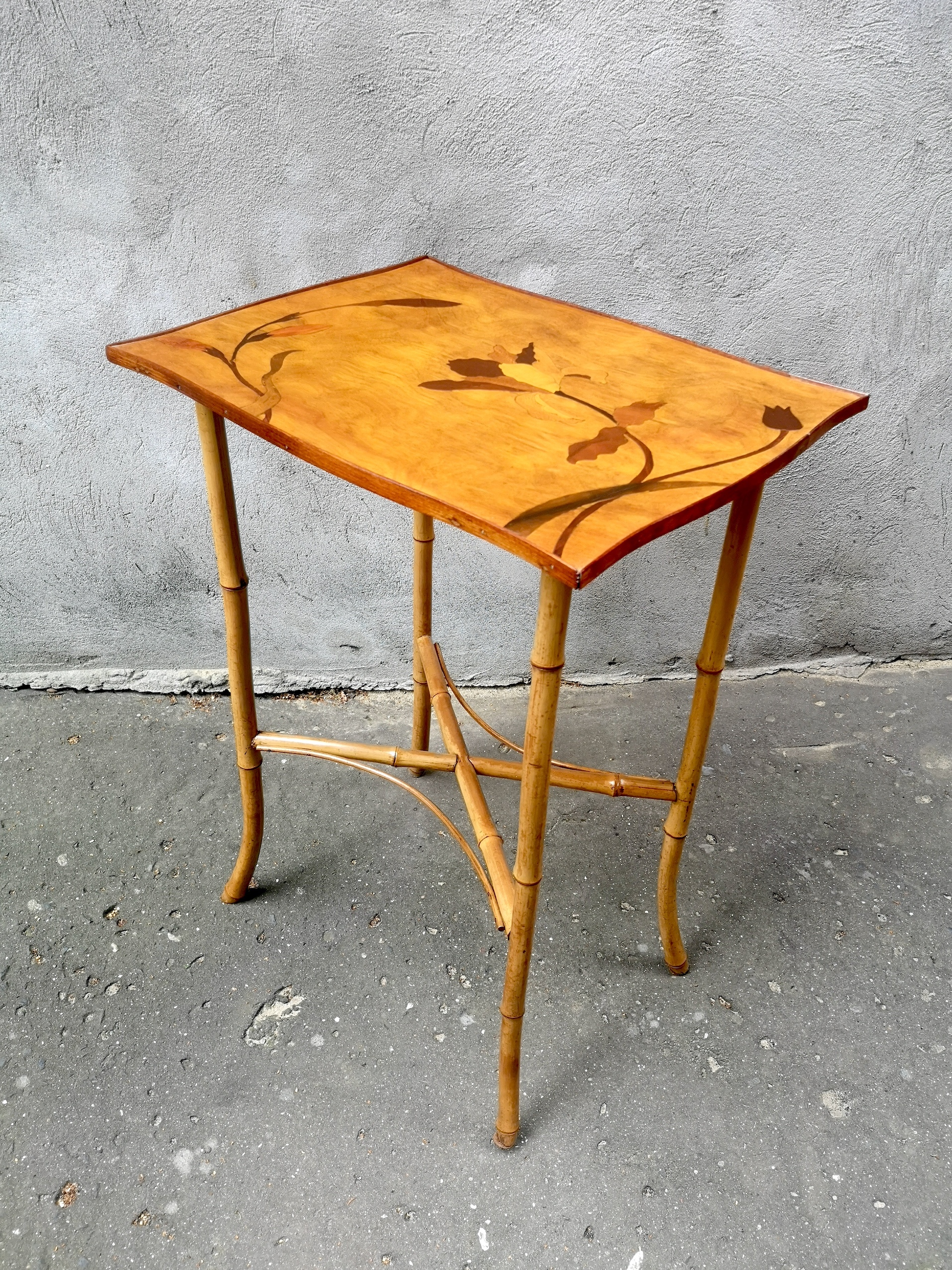 Secesyjny stolik bambusowy z intarsjowanym blatem, Francja, początek XX wieku.