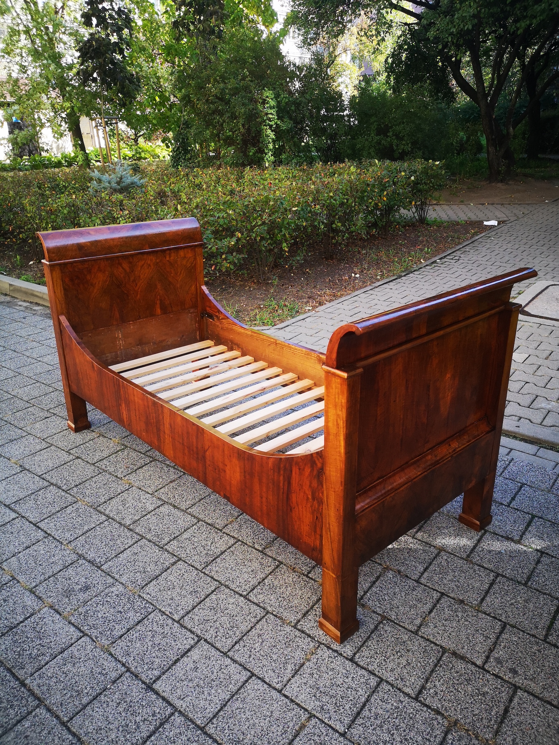 Orzechowe łóżko biedermeier, lata 50. XIX wiek