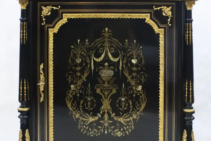 Szafka_w_typie_mebli_Boulle_po_renowacji